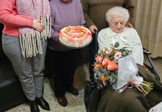 Paderne felicita á súa veciña Martina Sabin, a súa veciña máis veterana, que cumpriu 102 anos